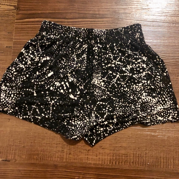 Flowy Dot Pattern Shorts - with pockets!! - Picture 2 of 4
